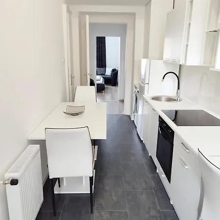 شقة Astoria 3 Bdrm
